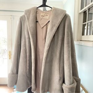 Silver tone fur from Kansas City Ferrier ! Beautiful. Vintage